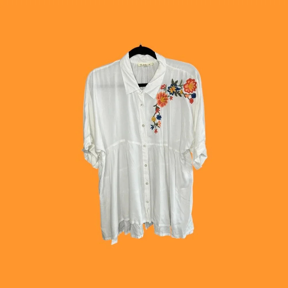Solitaire Embroidered Floral Relaxed White Tunic Blouse Size Medium